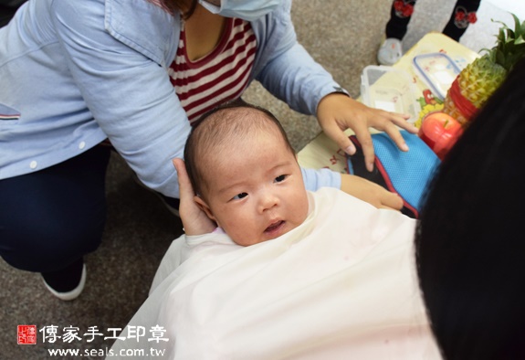 張寶寶(台中西區到府嬰兒寶寶滿月剃頭理髮、免費到府嬰兒剃胎毛儀式吉祥話)。到府剃頭剃胎毛主持、專業拍照、DVD光碟、證書。★購買「臍帶章、肚臍章、胎毛筆刷印章」贈送：剃頭、收涎、抓周，三選一。2015.12.13 照片11